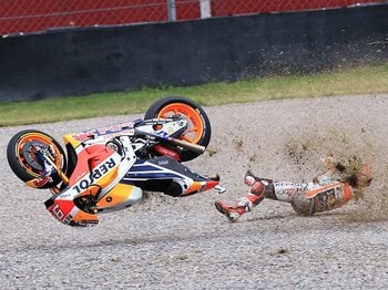 マルケスの走りは“勝利 or 転倒”。MotoGP序盤の番狂わせを検証する。＜Number Web＞ photograph by Satoshi Endo