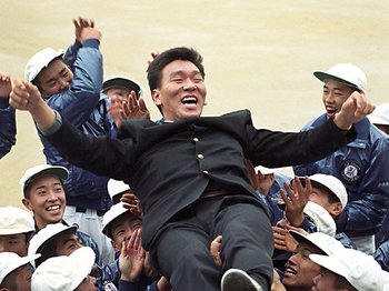 ドラフト直後、18歳の松井秀喜が校舎の非常階段で漏らした悲哀 「僕、行かなきゃいけませんかね？」＜Number Web＞ photograph by Kyodo News