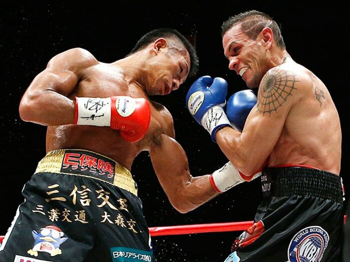 内山高志のパンチは「変化」する。強さ、角度、伸びのバリエーション。＜Number Web＞ photograph by AFLO