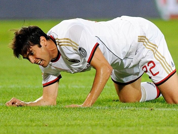 カカ、ミラン復帰も続く苦難の道。ブランクを示す“なめらかな”背中。＜Number Web＞ photograph by REUTERS/AFLO