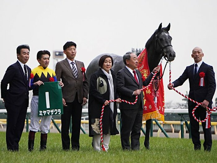 福永祐一と藤原師が惚れ込む才能。ミヤマザクラ、1600mの壁に挑む。＜Number Web＞ photograph by Satoshi Hiramatsu