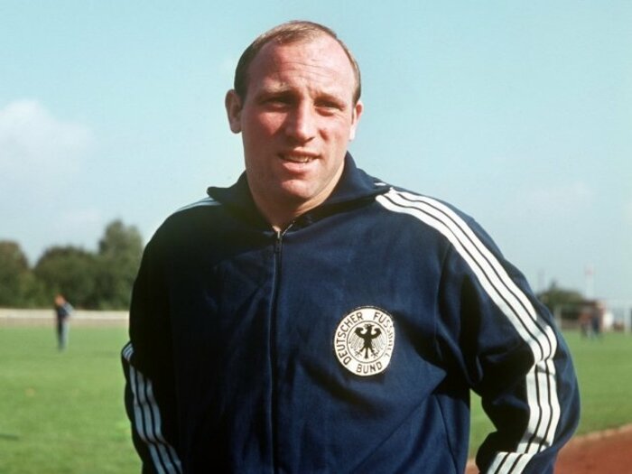 【祝85歳】全ドイツ人に愛されるウーベ・ゼーラーというレジェンド　ベッケンバウアーが「ローマ法王の次に完璧」と絶賛するその優れた人間性とは？＜Number Web＞ photograph by Getty Images