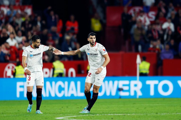 久保建英「脱臼ケガ明け緊急出場」を撮った…W杯へ頼もしい攻撃力と“激論”、気になるのは“ほぼ90分プレー時の疲労感”(29)