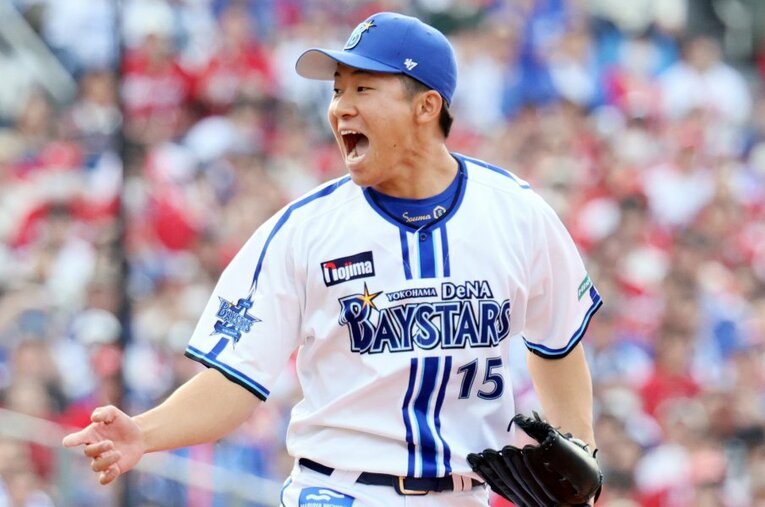 チームの苦境に現れ、ピンチを救ってきた徳山壮磨。イップスで苦しむ若手投手を救ったのは、自主トレ先での長崎県知事との出会いだった ／ photograph by JIJI PRESS