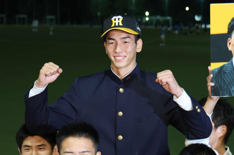 ドラフト会議で阪神から2位指名を受けた報徳学園の今朝丸裕喜。歓喜の一方で、今年の同校には「もうひとりのエース」がいた ／ photograph by JIJI PRESS