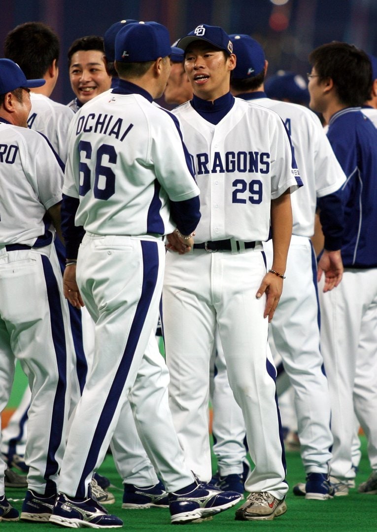 “消えた完全試合”の後、握手を交わす落合博満と山井大介　©Sankei Shimbun