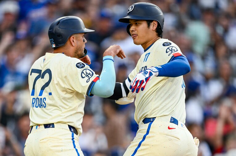 現在のメジャーでホームラン王争いをする大谷。ロハスとデコピンポーズ【スワイプで他の写真もご覧になれます】　©Nanae Suzuki