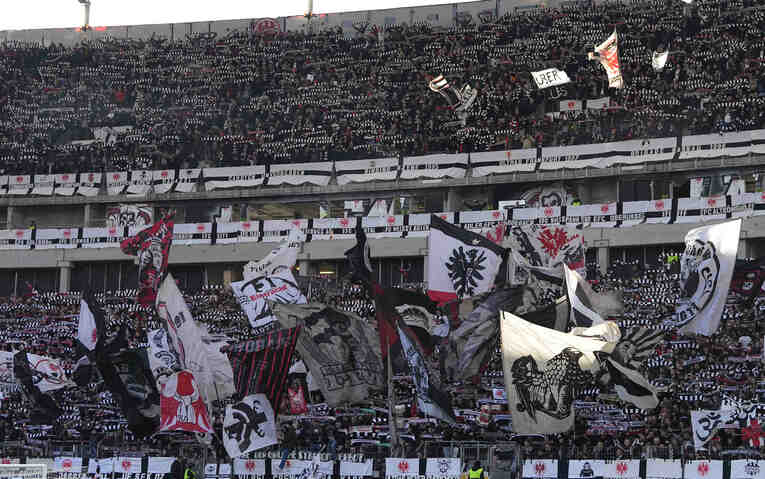 4月4日、ウニオン・ベルリン戦でのフランクフルトサポーター　©Getty Images