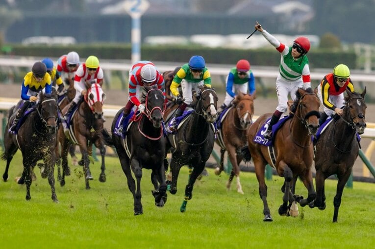10月31日の天皇賞・秋にて実現した「三強」対決。制したのはエフフォーリアと横山武史だった ／ photograph by Photostud