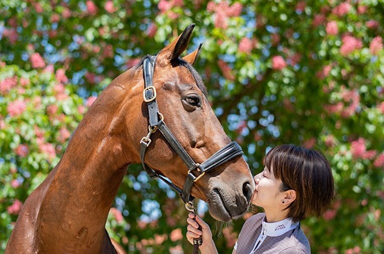 愛馬ジジにキスをする、リオデジャネイロオリンピックの馬場馬術日本代表の黒木茜 ／ photograph by JRA/Ryosuke KAJI