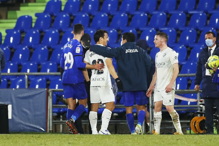 試合後、健闘を称えあう岡崎と久保