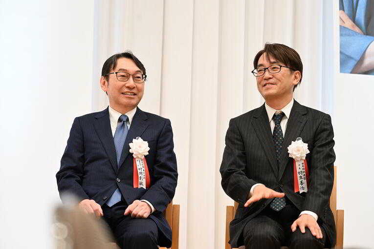 主催の読売新聞の関係者と話す羽生会長　©Keiji Ishikawa