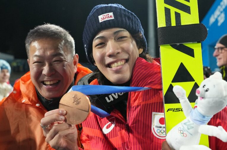 ミラノ・コルティナ五輪の男子ノーマルヒルで銅メダル獲得した二階堂蓮（24歳）。父・学さんと喜びを分かち合う ／ photograph by JMPA