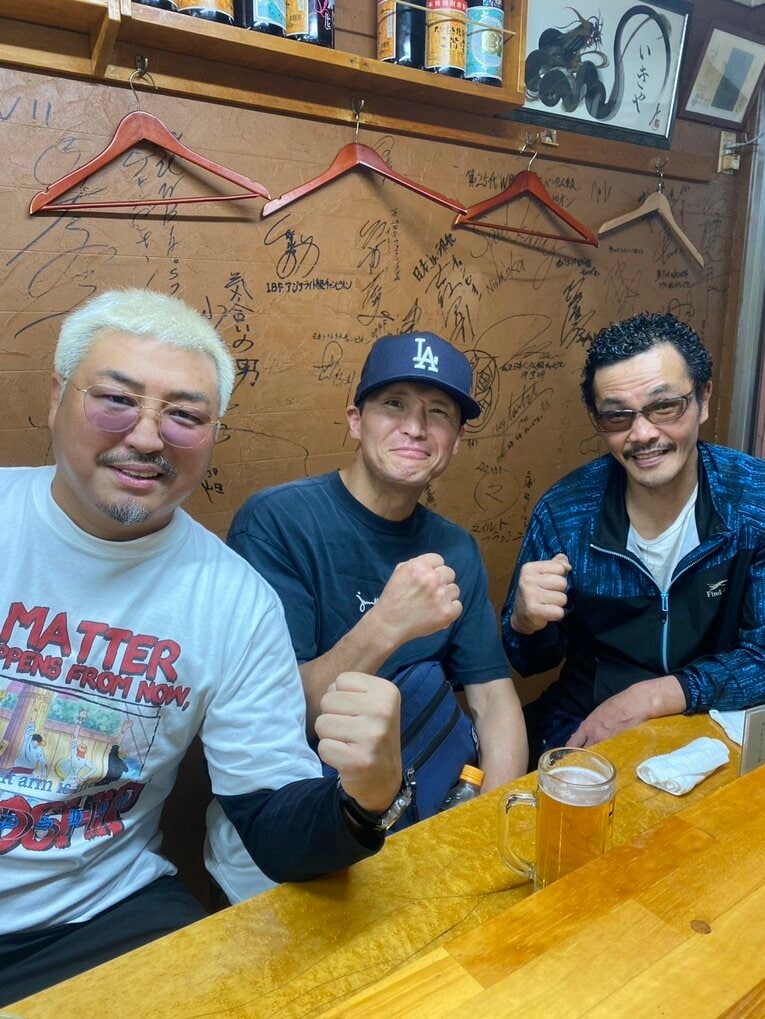 居酒屋「いきや」に集まるボクシング関係者たち（本人提供）