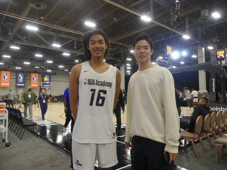 憧れの馬場雄大と対面したジェイコブス晶（2022年）　©︎Yoko Miyaji