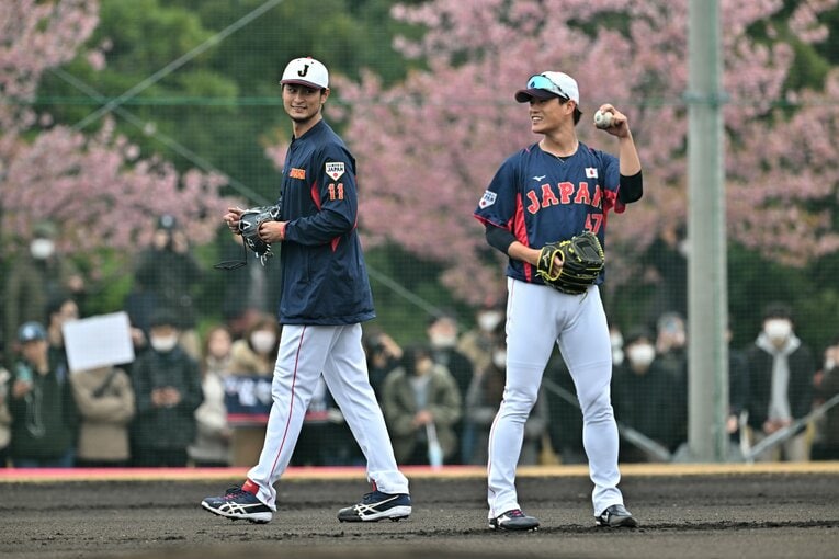 【プレイバック】前回大会の2023年WBCの宮崎合宿では、連日若手選手にアドバイスを送る「ダルビッシュ塾」が開かれた　©Hideki Sugiyama