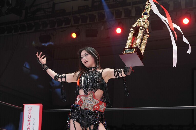 赤いベルトの初防衛に成功した上谷沙弥　©Essei Hara