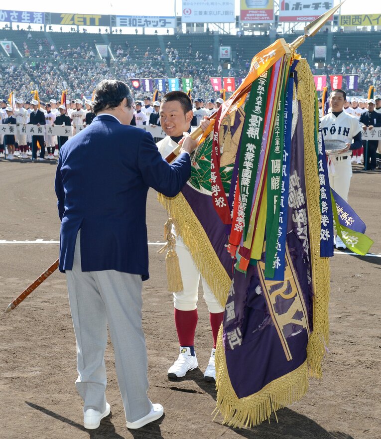 選抜の優勝旗を返還　©JIJI PRESS