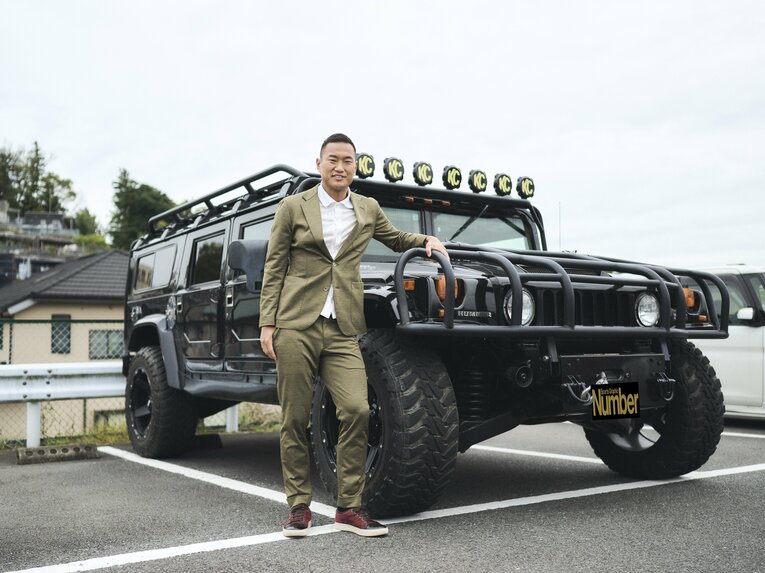 今年中の売却を考えているという愛車ハマーと　©Yuki Suenaga