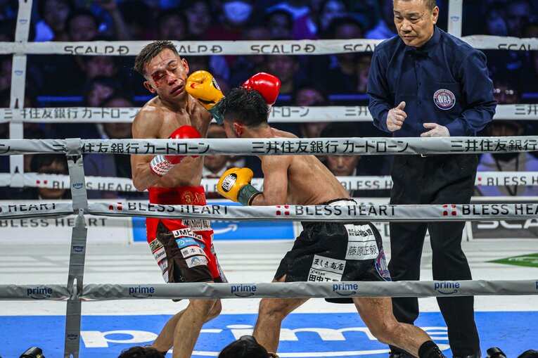 堤聖也vs.比嘉大吾。2月24日、有明アリーナ　©Takuya Sugiyama