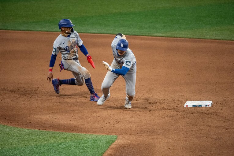 慌てて帰塁するも…まさかの走塁ミス（連続写真）　©Nanae Suzuki