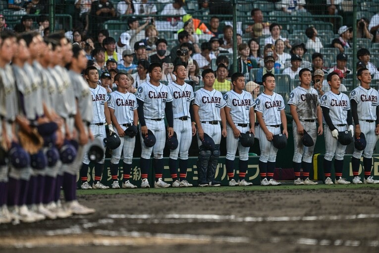 試合後に整列するクラーク国際高の選手たち　©Nanae Suzuki