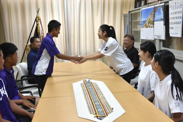 応援の打ち合わせをし、健闘を誓い合う豊橋中央野球部と東邦マーチングバンド部（写真=東邦高校マーチングバンド部提供）