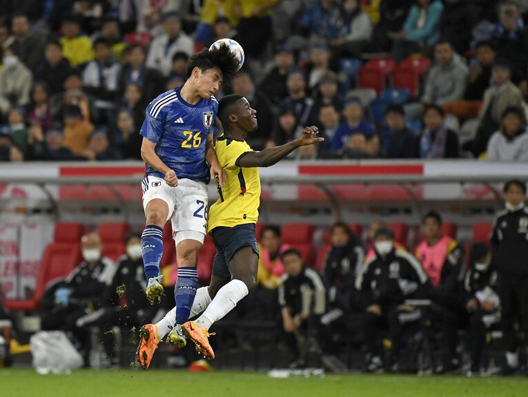 フィジカルの強さを生かして前線で起点を作った上田綺世　©Getty Images