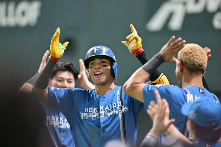 ［第4戦］一発を放って喜ぶ水谷を出迎える万波、清宮も「パイナポー！」　©Hideki Sugiyama