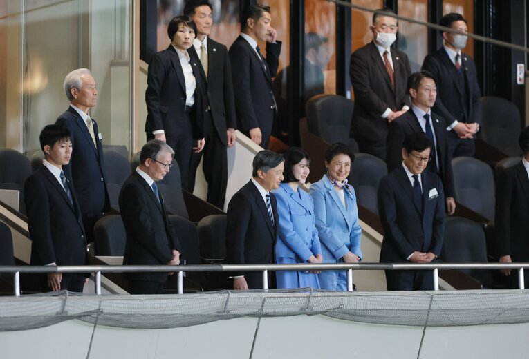 WBC1次リーグ、日本対オーストラリアの試合を観戦するため、着席された天皇、皇后両陛下と長女愛子さま。前列右端は野球日本代表前監督の栗山英樹さん（読売新聞社提供。写真は右に続きます）　©JIJI PRESS