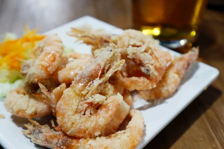 市場併設のバルで食べた小エビのフライ。美味しいに決まっている（右に続きます）　©Daisuke Nakashima