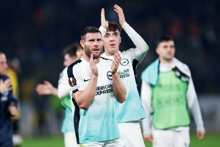 サポーターに拍手を送るミルナーらと……