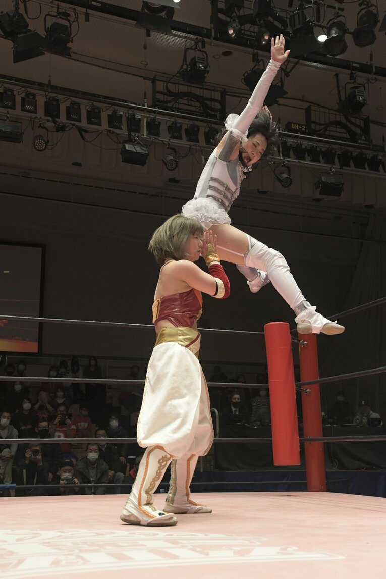 辰巳リカ（上）と坂崎ユカ　（C）東京女子プロレス