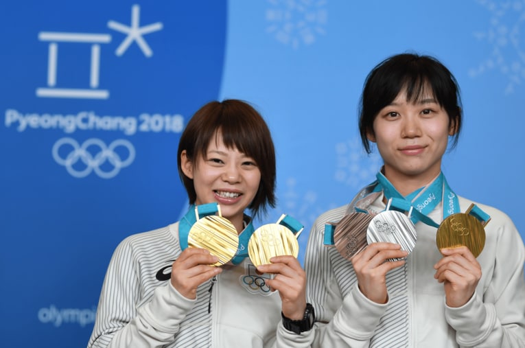 平昌五輪スピードスケート女子パシュートで姉妹そろって金メダルを獲得した高木菜那と美帆　©JMPA