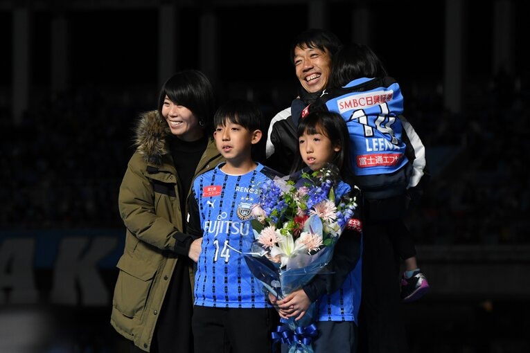2020年12月、現役引退・J1優勝記念セレモニー。家族に囲まれて笑顔の中村憲剛　©︎Masashi Hara/Getty Images