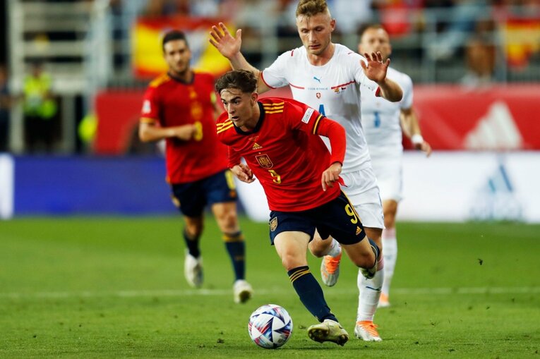 “日本代表が狙うべきスペインの急所”はどこ？ ブスケッツやアセンシオ健在、17歳ガビ急成長で分厚すぎる選手層だが…〈撮影者の証言〉(31)