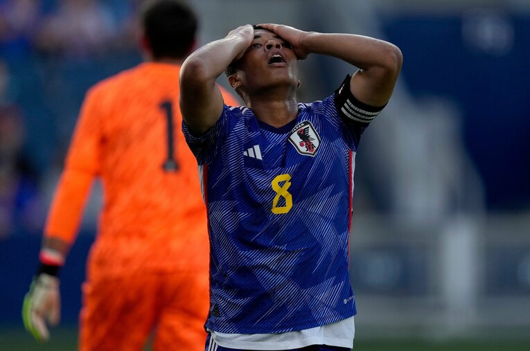 最終テストとなったアメリカ戦で天を仰ぐ主将・藤田譲瑠チマ（22歳）。熾烈なサバイバルを終え、7月3日にいよいよパリ五輪メンバーが発表される ／ photograph by AP/AFLO