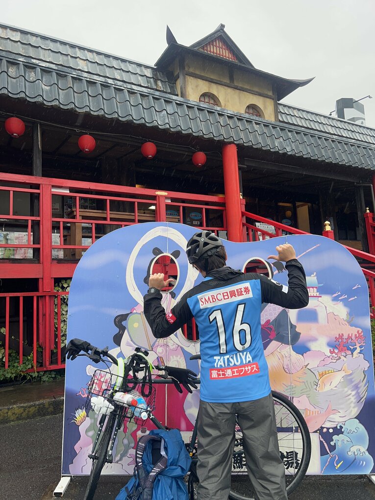 浜松を目指して2日目の走行がスタート。ユニフォームは長谷川竜也（小野田治矢さん提供）