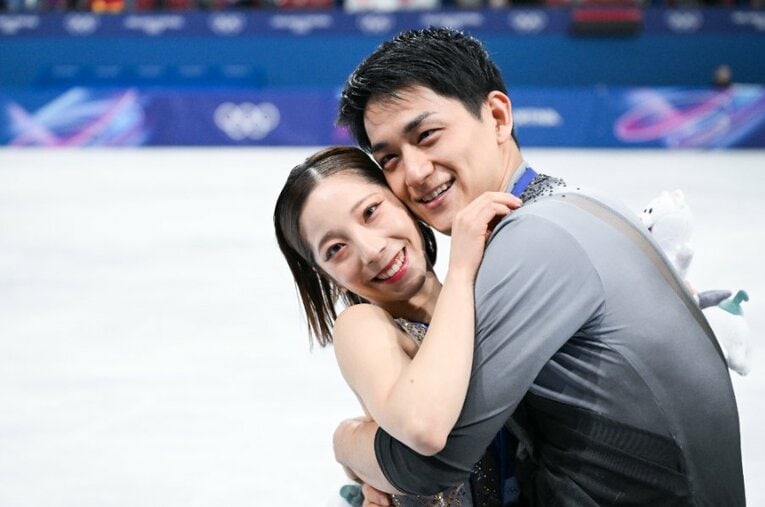 日本史上初の金メダルを獲得し最高の笑顔で写真におさまる「りくりゅう」ペア ／ photograph by Asami Enomoto／JMPA