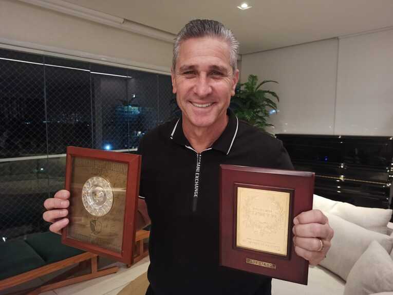 96年と98年のJリーグ優勝の記念品を手に　©Hiroaki Sawada