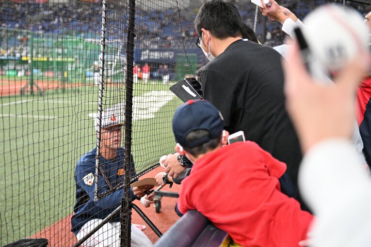 サインに応じるヌートバー　©Naoya Sanuki