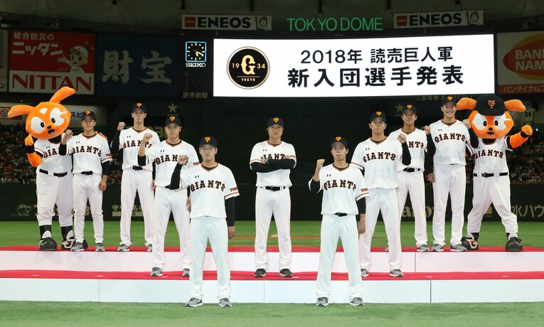 岡崎郁がスカウト部長だった、2017年の巨人ドラフト。　前段右が1位の鍬原拓也、左が2位・岸田行倫、中段右が3位・大城卓三　©JIJI PRESS