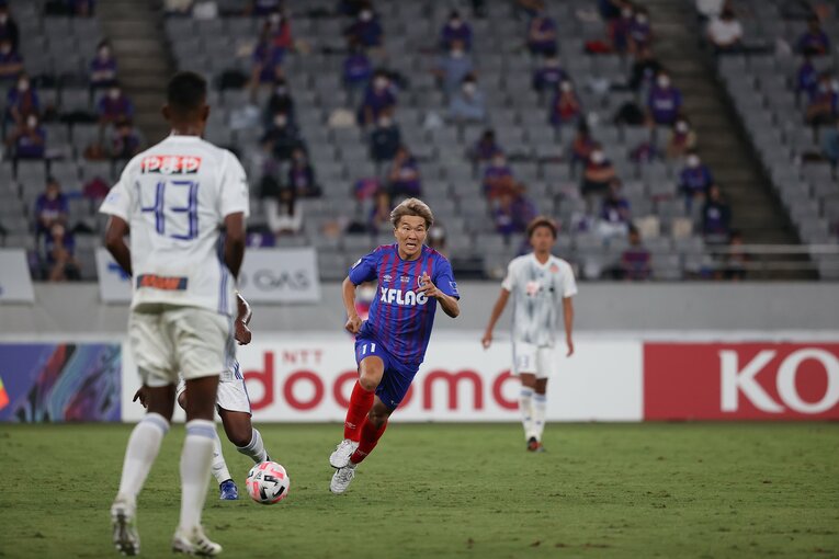 先を見据えたプレスで相手を追い詰める　©︎F.C.TOKYO