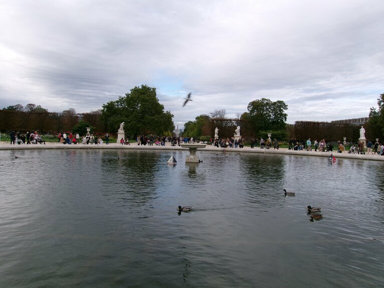 10月、チュイルリー公園の池。今は気球の聖火台はない　©Yuji Hirooka