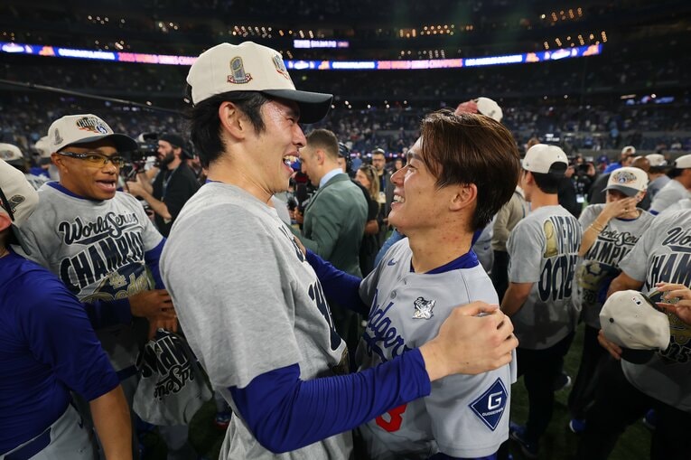 泣ける…朗希と由伸のハグ　©Getty Images