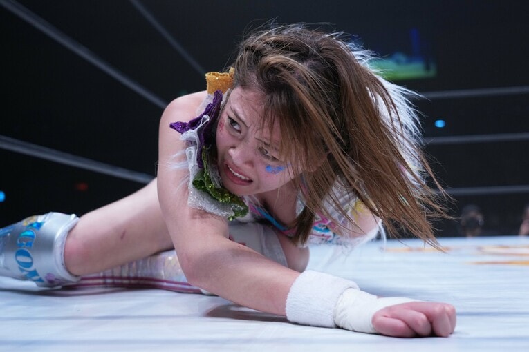 必死に立ち上がる岩谷麻優。1月3日、大田区総合体育館　©Essei Hara