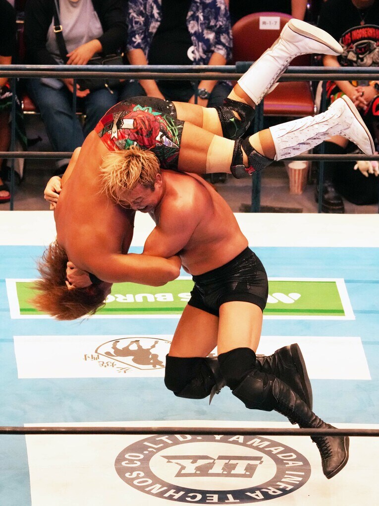 オカダ・カズチカは内藤哲也をドライバーで叩きつける