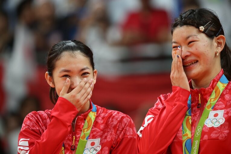 表彰台で高橋とともに涙を浮かべた松友　©JMPA