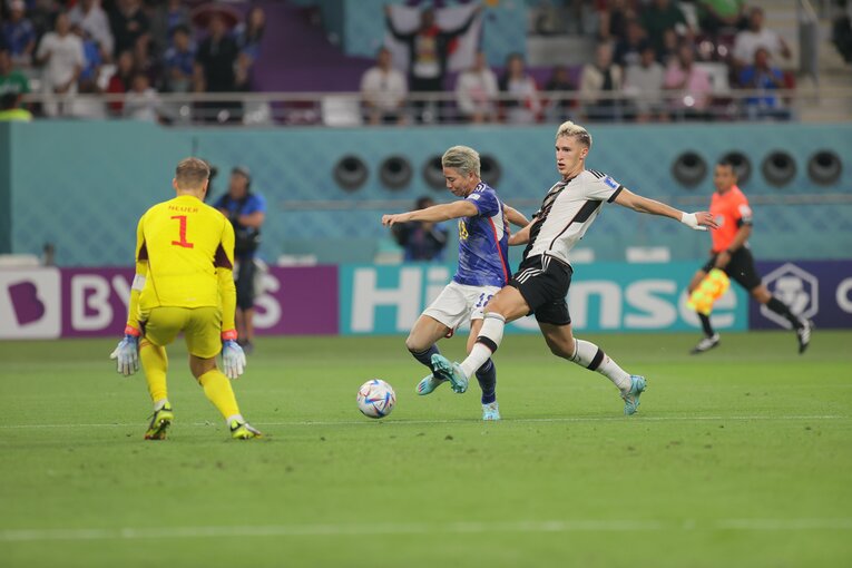 浅野の「ニア上ぶち抜き弾」（4枚目／14）　©Kaoru Watanabe/JMPA