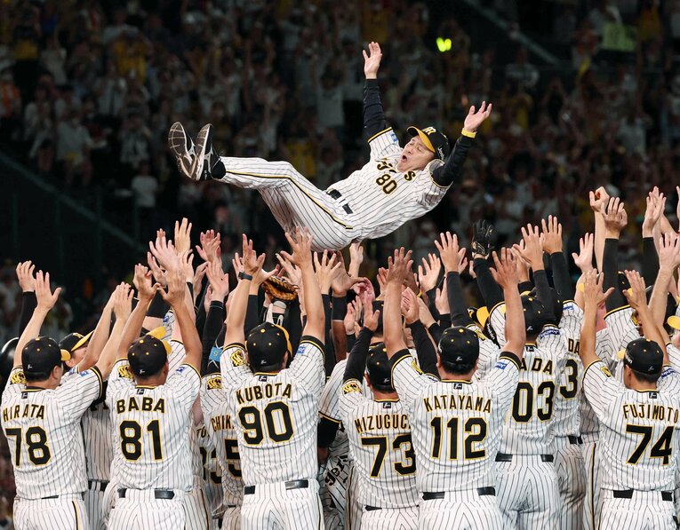 2023年のリーグ優勝。胴上げ時にも「おーん」？　©JIJI PRESS